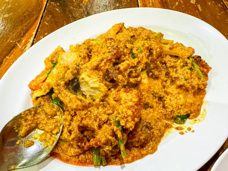Northeast Bangkok: The Best Spot for Pu Phat Pong Curry with Soft Shell Crab