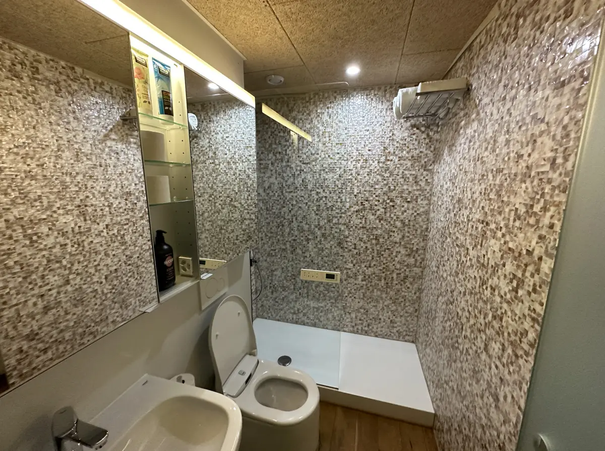 Evi's Home Hotel bathroom
