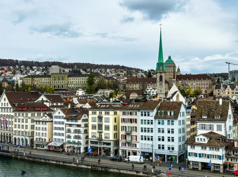 Zurich Old Town Walking Tour: Must-See Attractions Including Lindenhof Hill and Grossmünster